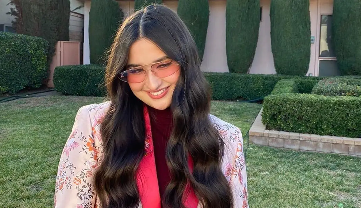 <p>Di awal kemunculannya, wanita 22 tahun ini tampil dengan rambut panjang berwarna hitam. Bahkan , gaya rambutnya yang cukup sederhana ini mengingatkan banyak netizen dengan sang ibu, Titi DJ. (Liputan6.com/IG/@stephaniepoetri)</p>