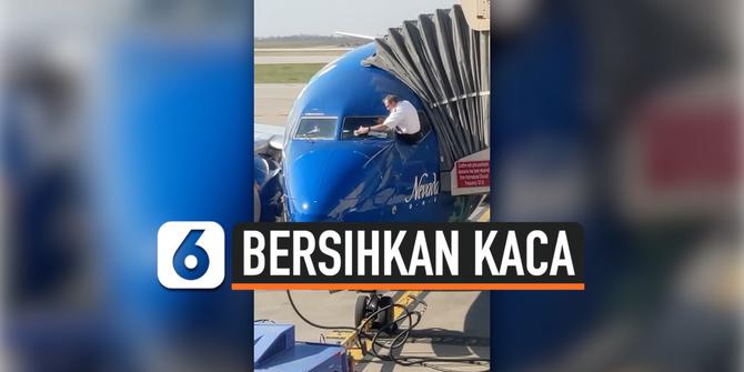 VIDEO: Pilot Bersihkan Jendela Kokpit Sebelum Pesawat Lepas Landas