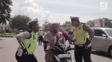 Beragam cara dilakukan polisi lalu lintas di Aceh untuk mengingatkan pengguna jalan agar tertib berlalu lintas. Aksi ini salah satunya.