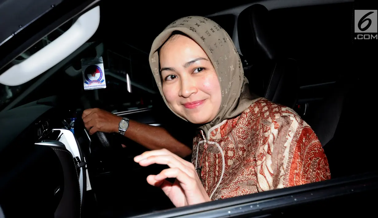 Wali Kota Tangerang Selatan yang juga Ketua Dewan Pengurus Apeksi, Airin Rachmi Diany (tengah) usai melakukan pertemuan dengan pimpinan KPK di Gedung KPK Jakarta, Kamis (18/1). (Liputan6.com/Helmi Fithriansyah)