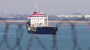 Kapal tanker berbendera Panama, KOTI berada di perairan dekat Pelabuhan Pyeongtaek, Kota Incheon, Korea Selatan, (1/1). Korsel menangkap kapal tersebut karena diduga melanggar sanksi PBB dengan mengirim pasokan minyak untuk Korea Utara. (AFP Photo/Yonhap)
