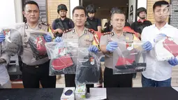 Kapolres Tangerang Selatan AKBP Ferdy Iriawan (kedua kanan) beserta jajarannya menunjukan barang bukti beserta tersangka kasus pembunuhan buruh pabrik di Kabupaten Tangerang, di Mapolres Tangerang Selatan, Kamis (5/7). (Merdeka.com/Arie Basuki)
