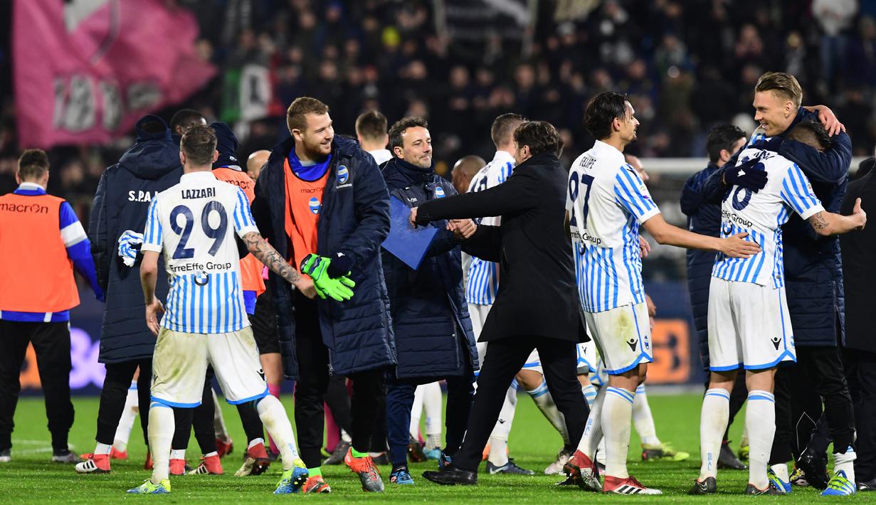 Para pemain SPAL merayakan keberhasilan menahan imbang Juventus pada laga Serie A Italia di Stadion Paolo Mazza, Ferrara, Sabtu (17/3/2018). SPAL bermain imbang 0-0 dengan Juventus. (AFP/Miguel Medina)