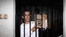 Ferdinant Tjiong memperlihatkan tas kardus bertuliskan #Free Neil and Ferdi saat akan menjalani sidang perdana di Pengadilan Negeri Jakarta Selatan, Selasa (2/12/2014). (Liputan6.com/Faizal Fanani)