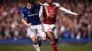 Duel dilakukan Seamus Coleman dan Alex Iwobi pada laga lanjutan Premier League yang berlangsung di Stadion Goodison Park, Liverpool, Minggu (7/4). Arsenal kalah 0-1 kontra Everton. (AFP/Oli Scarff)