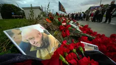 Potret pemilik perusahaan militer swasta Wagner Group Yevgeny Prigozhin diletakkan saat peringatan informal di sebelah bekas 'PMC Wagner Center' di St. Petersburg, Rusia, Kamis (24/8/2023). Badan penerbangan sipil Rusia mengatakan pemimpin tentara bayaran Yevgeny Prigozhin berada di dalam pesawat yang jatuh di utara Moskow. (AP Photo/Dmitri Lovetsky)