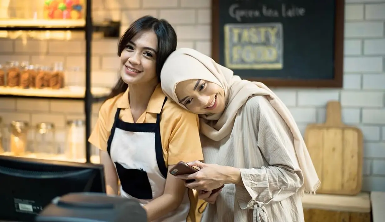 Bersandar di bahu Agla Artalidia, Ririn Dwi Ariyanti tersenyum begitu manis. Ya, Ririn memang tampil berhijab saat perankan karakter Renata di sinetron Kesempurnaan Cinta pada 2016. Di sana ia diceritakan seorang perempuan yang suka memasak. (Liputan6.com/IG/@ririndwiariyanti)