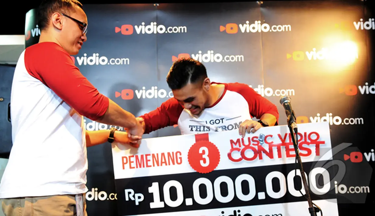 Eros Tjokro selaku juara 3  Music Video Contest Vidio.com mendapat hadiah sebesar 10 juta , Jakarta, Jumat (30/1/2015). (Liputan6.com/Faisal R Syam