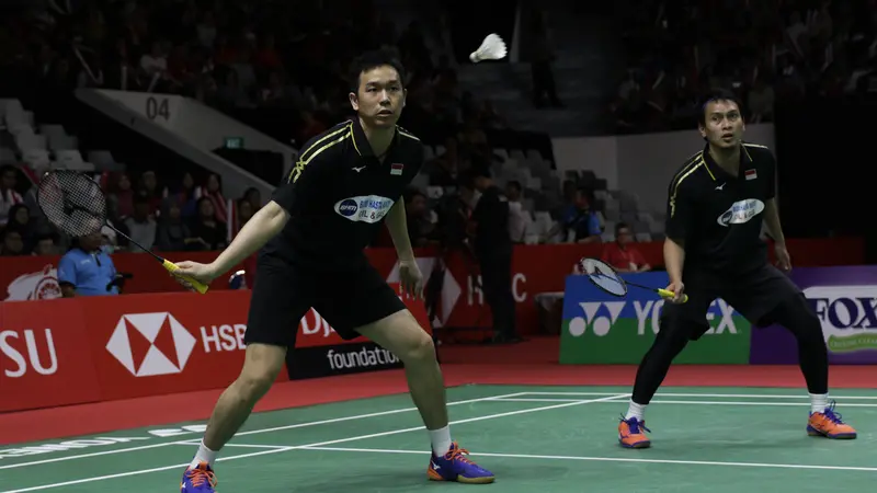 Ganda putra Indonesia, Mohammad Ahsan / Hendra Setiawan, berusaha memukul kok saat melawan ganda China. (Bola.com/Yoppy Renato)