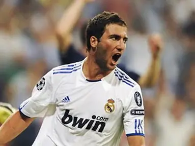 Raut kegembiraan Gonzalo Higuain yang mencetak satu gol kemenangan 2-0 yang dipetik Real Madrid atas Ajax di laga pertama babak penyisihan Liga Champions di Bernabeu, 15 September 2010.AFP PHOTO/JAVIER SORIANO
