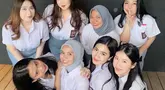 Kebersamaan mereka terasa hangat dan penuh canda tawa. Felicya berdiri di deretan paling kanan dengan senyum manis dan gaya percaya diri. Meskipun sibuk sebagai istri Hito Caesar dan ibu dua anak, ia tetap menyempatkan waktu untuk bernostalgia. (Liputan6.com/IG/@felicyangelista_)