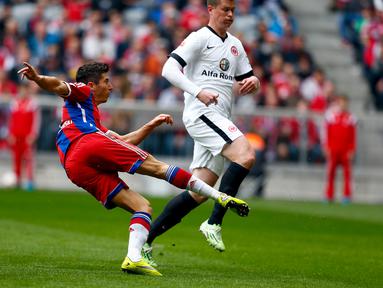 Sepakan Robert Lewandowski sukses membobol gawang Frankfurt (REUTERS/Michael Dalder)