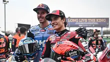 Setelah musim lalu diwarnai dominasi dengan raihan 545 poin oleh Marc Marquez, kini seluruh pembalap kembali memulai dari nol. Tampak dalam foto, pembalap Spanyol dari tim BK8 Gresini Racing, Alex Marquez (kiri) dan pembalap Spanyol dari tim Ducati Lenovo Team, Marc Marquez berpose bersama saat sesi foto grup di Sirkuit Internasional Buriram, Thailand pada Kamis 26 Februari 2026. (Lillian SUWANRUMPHA/AFP)