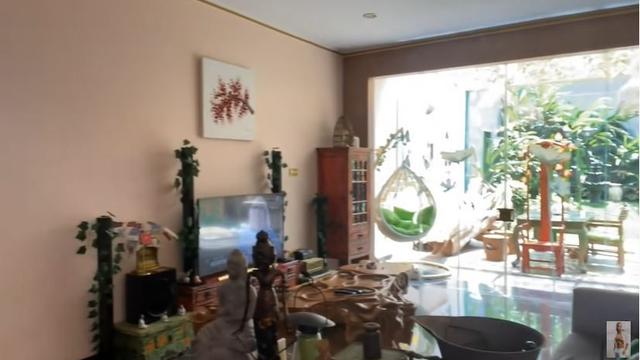 7 Potret Rumah Ade Rai di Bandung, Nyaman dan Kental Nuansa Bali