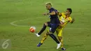 Penyerang Arema FC, C Gonzales (kiri) berusaha melewati kawalan peman Sriwijaya FC, Zalnando saat laga 8 besar Piala Presiden 2017 di Stadion Manahan, Solo, Minggu (26/2). Arema melaju ke semifinal setelah unggul 1-0. (Liputan6.com/Helmi Fithriansyah) 