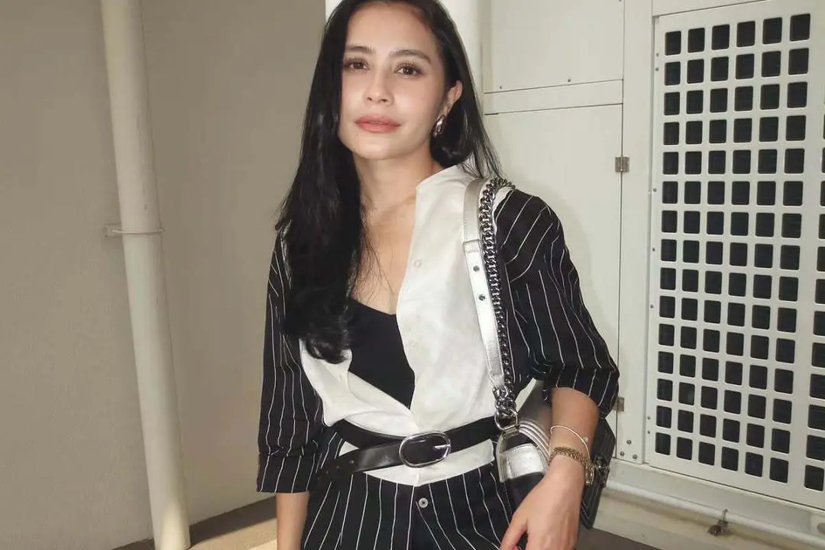 Gaya Smart Casual Prilly Latuconsina Sambil Tenteng Tas Chanel Rp72 Juta-an, Inspirasi Outfit Ngantor yang Stylish