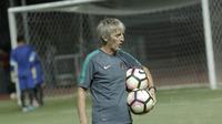 Pelatih fisik Timnas Indonesia, Miguel Gandia, saat sesi latihan jelang laga melawan Fiji di Stadion Patriot, Bekasi, Jumat, (1/9/2017). Indonesia akan menjalani laga Persahabatan melawan Fiji. (Bola.com/M Iqbal Ichsan)