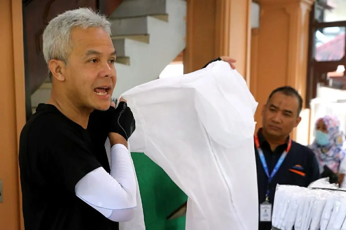 Ganjar Pranowo pamerkan APD 'baju astronot' yang diproduksi oleh RS Moewardi Solo. (Foto: Liputan6.com/Humas Pemprov Jateng/Felek Wahyu)