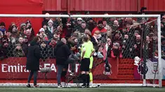 Pemain Tamworth, Beck-Ray Enoru memperbaiki masalah pada jala gawang sebelum kick-off Piala FA 2024/2025 melawan Tottenham Hotspur di The Lamb Ground, Tamworth, Inggris, Minggu (12/01/2025) waktu setempat. (AFP/Henry Nicholls)