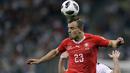 Aksi pemain Swiss, Xherdan Shaqiri menghalau bola dari kejaran pemain Kosta Rika pada laga terakhir grup E Piala Dunia 2018 di Nizhny Novgorod Stadium, Nizhny Novgorod, Rusia, (27/6/2018). Swiss bermain imbang 2-2 dengan Los Ticos. (AP/Natasha Pisarenko)