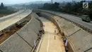 Pekerja beraktivitas di proyek pembangunan ruas Tol Bogor-Ciawi-Sukabumi (Bocimi) seksi 1 di Ciawi, Bogor, Jawa Barat, Senin (4/6). Pembangunan Tol Bocimi seksi 1 yaitu Ciawi-Cigombong. (Merdeka.com/Arie Basuki)