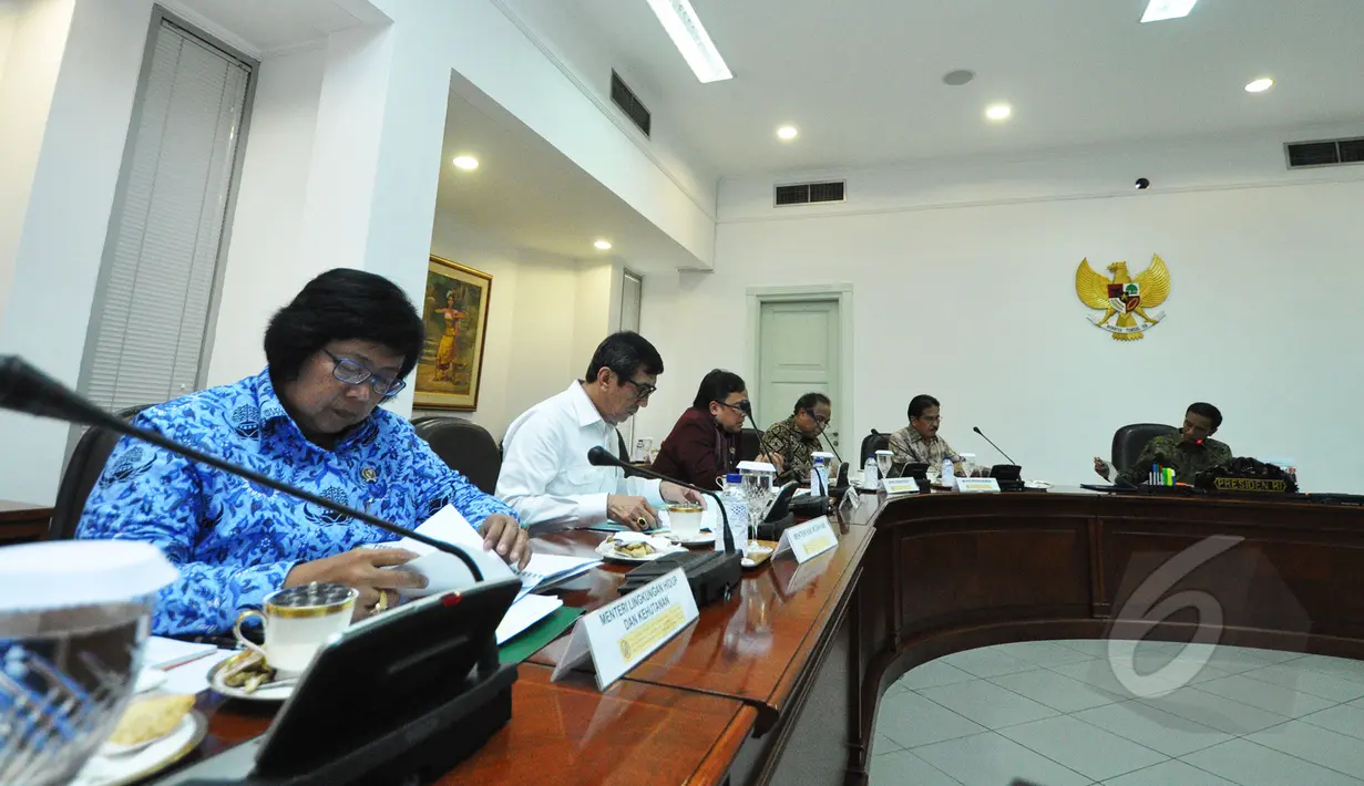 Suasana rapat terbatas di Kantor Presiden, Komplek Istana Kepresidenan, Jakarta, Senin (16/3/2015). Rapat membahas tentang paket kebijakan ekonomi pemerintah. (Liputan6.com/Faizal Fanani)
