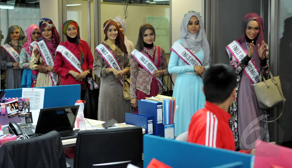 Finalis Puteri Muslimah Indonesia saat melihat suasana ruang redaksi Liputan6.com, SCTV Tower, Senayan, Jakarta, Kamis (7/5/2015). Mereka tampak anggun mengenakan busana muslimah dengan warna yang ceria. (Liputan6.com/Panji Diksana)