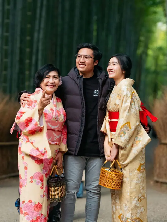 Pakai Kimono, Ini 6 Potret Kompak Febby Rastanty Bereng Keluarga di Jepang