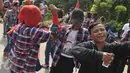 Sejumlah pendukung Basuki Tjahaja Purnama atau Ahok berjoget saat mengawal sidang di Kementerian Pertanian, Jakarta, Selasa (25/4). Sidang kali ini beragendakan pembacaan pledoi. (Liputan6.com/Helmi Afandi)