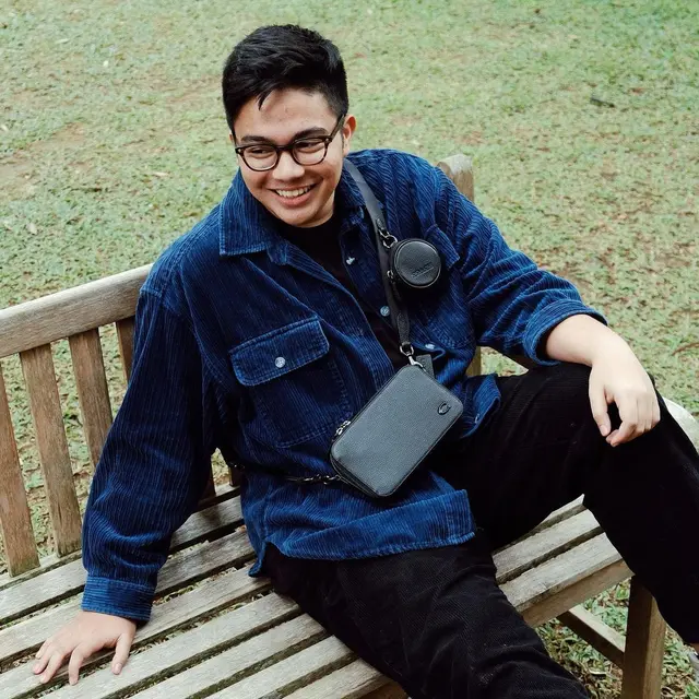 Umay Shahab tampil sporty dan versatile dengan Charter Slim Crossbody Coach