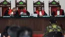 Terdakwa Basuki Tjahaja Purnama atau Ahok mengikuti sidang lanjutan kasus dugaan penistaan agama di Auditorium Kementerian Pertanian, Jakarta, Kamis (20/4). Sidang beragenda pembacaan tuntutan dari Jaksa Penuntut Umum. (Liputan6.com/Pool/Muhammad Adimaja)