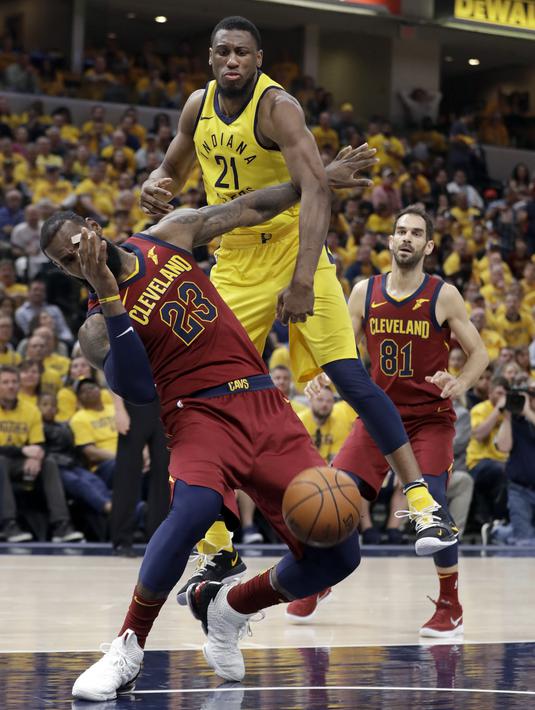 Aksi pemain Pacers, Thaddeus Young (21) menghalau bola tembakan pemain Cavaliers, LeBron James (23) pada game keenam playoffs NBA basketball di Bankers Life Fieldhouse, Indianapolis, (27/4/2018). Pacers menang 121-87. (AP/Darron Cummings)