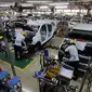 Proses perakitan Toyota Yaris Cross Hybrid dan model lainnya di Karawang Plant 2 TMMIN, Kawasan Industri KIIC, Karawang, Jawa Barat. (Septian/Liputan6.com)