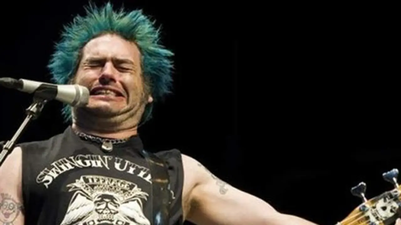 Ditendang Vokalis, Penonton NOFX Balas Dendam