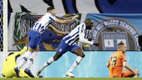 Pemain Porto, Moussa Marega, merayakan gol yang dicetak ke gawang Juventus pada laga Liga Champions di Stadion Dragao, Kamis (18/2/2021). Porto menang dengan skor 2-1. (AP/Luis Vieira)