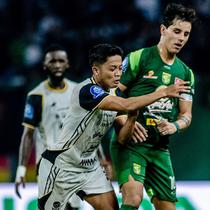 Bek kanan Persija Jakarta, Rio Fahmi menjaga dengan ketat winger Persebaya Surabaya, Bruno Moreira dalam laga pekan kesembilan BRI Super League 2025/2026 di Stadion Gelora Bung Tomo, Surabaya, Jawa Timur, Sabtu (18/9/2025) malam. (Dok. Persebaya)