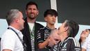Messi hadir langsung dalam balapan yang berlangsung di Miami International Autodrome Circuit, Florida dan sempat mengunjungi garasi dari tim Mercedes. (AFP/Chandan Khanna)