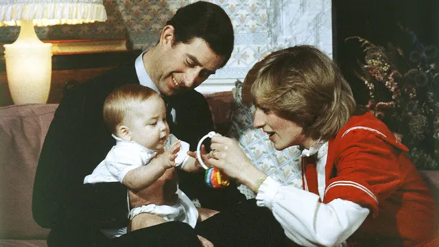 Pangeran William dari Inggris, putra Pangeran Charles dan Putri Diana berusia 6 bulan tengah berinteraksi dengan orang tuanya saat pemotretan. (Foto: AP/David Caulkin, File)