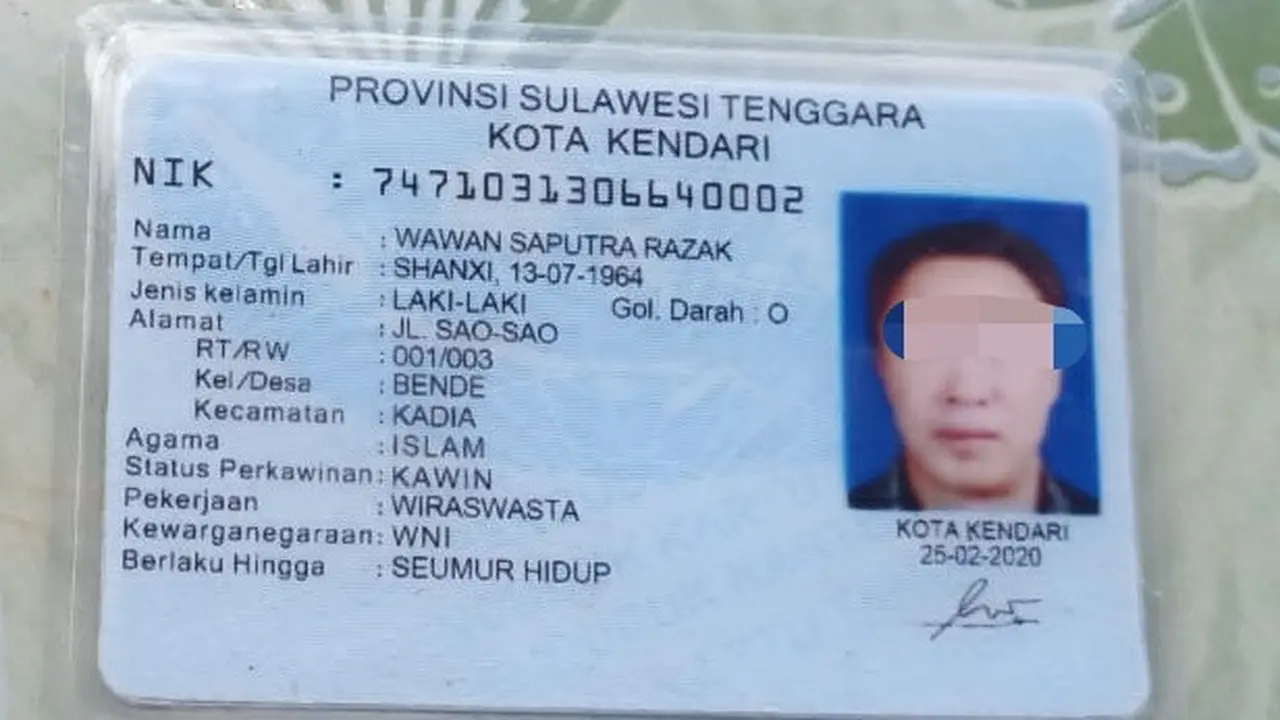 KTP milik TKA China yang diduga palsu di Konawe Utara.KTP milik TKA China yang diduga palsu di Konawe Utara. (Liputan6.com/Ahmad Akbar Fua)