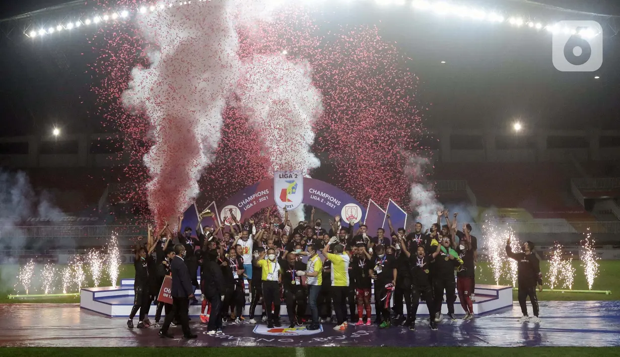 Pemain Persis Solo merayakan kemenangan usai merebut gelar juara Liga 2 Indonesia 2021 di Stadion Pakansari, Bogor, Kamis (30/12/2021). Di Final, Persis Solo berhasil mengalahkan Rans Cilegon United 2-1. (Liputan6.com/Helmi Fithriansyah)