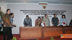Citizen6, Jakarta: Menko Kesra Agung Laksono dan MKP Sharif C Sutardjo hadir dan menyaksikan aara Penandatanganan Naskah Kesepakatan Bersama antara Kementerian Pelaksanan PNPM Mandiri dengan Bank BRI di Gedunda Bhakti, Jakarta. (Pengirim: Efrimal Bahri)