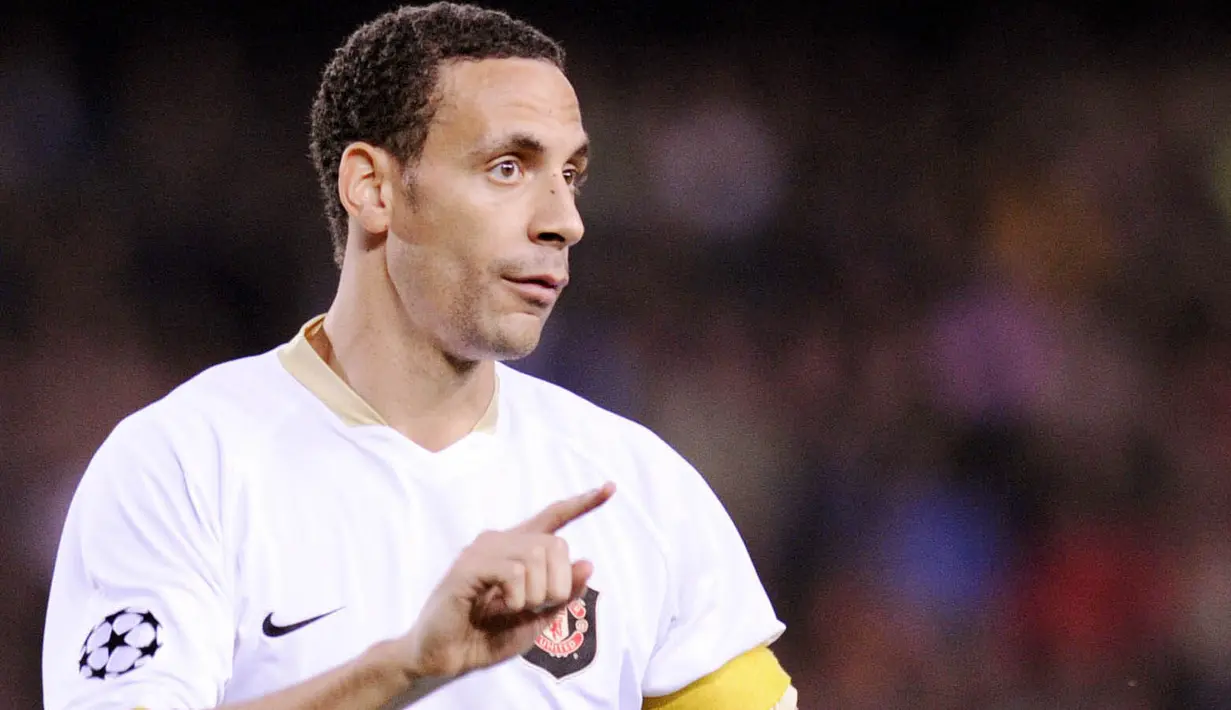 7. Rio Ferdinand - Pemain termahal yang pernah diboyong Sir Alex Ferguson ke Old Trafford adalah Rio Ferdinand. Benteng kokoh itu direkrut Setan Merah dari Leeds United pada musim panas 2002 dengan bandrol sebesar 41,4 juta pounds atau sekitar Rp784 miliar. (AFP/Lluis Gene)