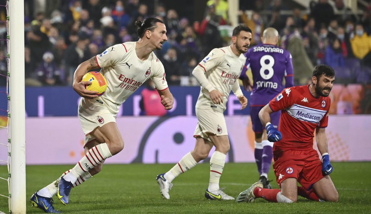 Sementara, tiga gol AC Milan dicetak Zlatan Ibrahimovic dan gol bunuh diri Lorenzo Veruti. (AP/Massimo Paolone)