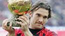 Andriy Shevchenko memenangkan penghargaan Ballon d'Or usai membawa AC Milan meraih gelar Liga Italia dan Super Coppa Italia pada musim 2003/2004. Ia juga tercatat sebagai pencetak gol terbanyak di Serie A. Saat itu, nilai transfernya masih mencapai 25,2 juta euro. (AFP/Paco Serinelli)