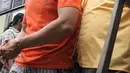 Pelaku pembunuhan di Diskotek Bandara, Kebon Jeruk saat digelandang di Polres Metro Jakarta Barat, Selasa (20/11). Beberapa barang bukti, seperti golok, baju korban hingga balok kayu sepanjang dua meter diamankan dalam kasus ini. (Merdeka.com/Imam Buhori)