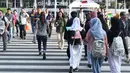 Warga melintasi Pelican Crossing di sekitar Halte Transjakarta Gelora Bung Karno, Jakarta, Jumat, (30/11). Penyeberangan pelican crossing diberlakukan selama revitalisasi jembatan penyeberangan orang (JPO) berlangsung. (Liputan6.com/Helmi Fithriansyah)