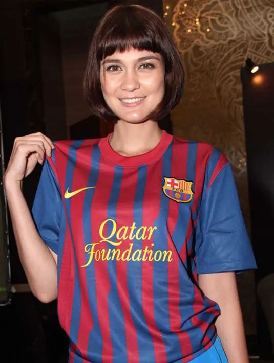 Mantan kekasih Ariel Noah ini juga supporter klub kebanggaan asal negeri banteng. (Bola.net)