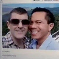 Indonesia belum mensahkan pernikahan gay atau lesbian. Itu sebabnya banyak netizen murka melihat foto pernikahan sesama jenis ini.