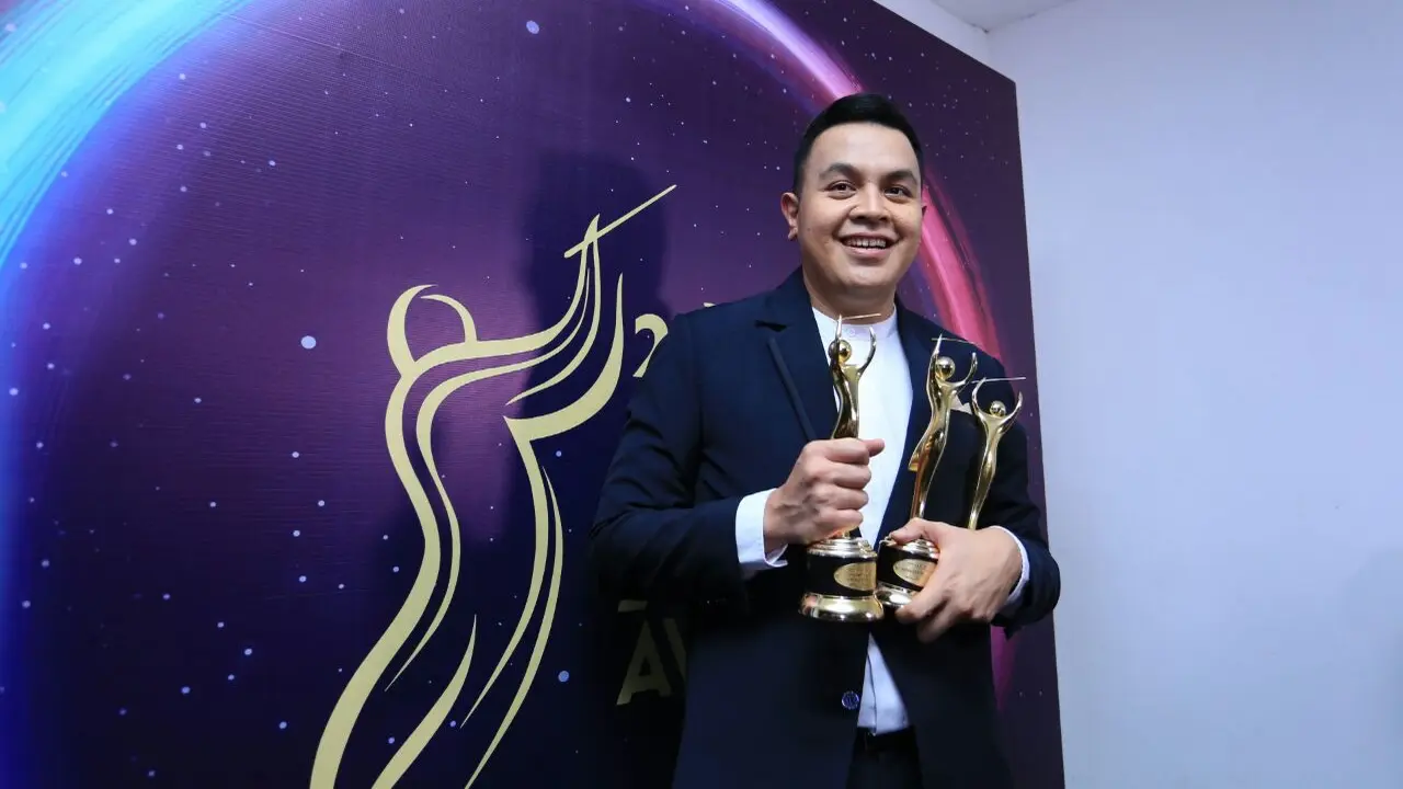 [Bintang] Tulus Borong 4 Piala di AMI Awards 2017
