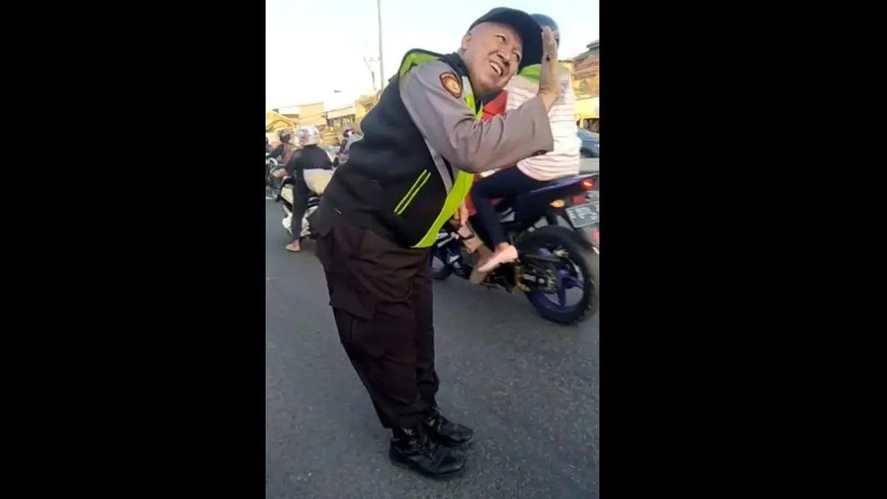 Aksi Kapolsek Kedawung Cirebon AKP Tutu Mulyana berjoget